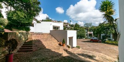 Arriendo apartamento ubicado en exclusivo sector de Suba. Balcones de Lindaraja. Posee un área de 189,75 mts2, está dividido en tres niveles combinación perfecta de estilo. Cuenta con 3 habitaciones, la habitación principal con walking closet y baño privado, las otras dos habitaciones con closet y comparten baño. Baño social para mayor conveniencia, mientras que la cocina es integral en forma de L, con su comedor auxiliar, la sala principal, complementada por una acogedora chimenea, y el comedor independiente, con acceso a una encantadora terraza, son espacios diseñados para la relajación. El tercer nivel cuenta con estudio y una sala de estar totalmente abiertos, perfectos para momentos familiares. Zona de lavado, cuarto y baño de servicio, garantizan una gestión eficiente del hogar. Además, disfruta de características como citófono, depósito grande, dos parqueaderos asignados. Este exclusivo apartamento ofrece acceso a salón comunal y un sendero peatonal en la zona, agregando una dimensión comunitaria a tu estilo de vida.