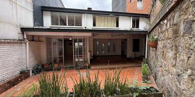 Te presentamos confortable casa ubicada en el sector de Bosque Calderón, un lugar estratégico de la ciudad gracias a su alto flujo peatonal y vehicular, casa de tres pisos distribuidos de la siguiente manera. Primer piso
depósito, garaje, alcoba y baño privado. Segundo piso cocina,zona de ropas,baño, comedor, sala, chimenea y patio con jacuzzi. Tercer piso 4 alcobas, baño privado y baño social. Cerca podrás encontrar centros comerciales, parques, zonas gastronómicas, bares, restaurantes, clínicas, no esperes más y anímate a encontrar con nosotros tu lugar ideal.