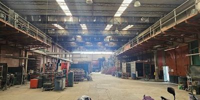 Bodega Industria de 2.050 Metros construidos , Área de bodega Libre 1.519 Metros, Área de oficinas segundo y tercer piso 286 Metros, Área de Mzz 244 Metros, con Tres entradas, Pisos reforzados, Altura de 10 Metros en bodega. Oficinas en DOS  Niveles, 45 KW de energía, con tres entradas a la bodega con pisos reforzados, 