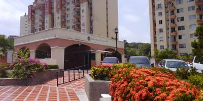 Se arrienda apto en conjunto Residencial, ubicado en  Miramar, es una opción para quienes buscan comodidad, seguridad y una excelente ubicación. 
Tres habitaciones, principal con baño privado y Vestier,2 baños en total, Sala comedor, cocina semi integral, Seguridad 24 horas y portería, piscina, salón social, parque infantil, ascensor.
El conjunto está estratégicamente ubicado cerca de centros comerciales como Buenavista, universidades, parques y principales vías de acceso, facilitando la movilidad y acceso a servicios.

