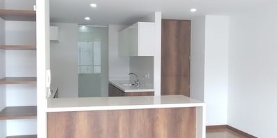 Vendo apartamento, piso sexto con asensor expectacular vista y entrada de sol directa, ubicado en una zona céntrica, ideal para quienes buscan comodidad y un estilo de vida urbano. Totalmente encortinado,  tres habitaciones con closet, estudio, tres baños, dos balcones uno en sala y otro en habitacion principal . amplia sala comedor, una moderna cocina integral, y zona  de  ropas  con puerta en vidrio independiente,  El apartamento incluye dos parqueaderos cubiertos y un práctico depósito. Un hogar perfecto, listo para ser habitado en el mejor conjunto de Chia, donde disfrutara de un club house dotado de todas las comodidades, gimnasio, piscina, zonas humedas, cafeteria, y zonas verdes con parques infantiles. Agenda tu cita y conoce el apartamento de tus sueños.