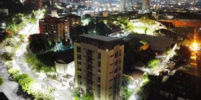 Edificio con licencia mixta, creado
 para inversionistas que buscan
 rentabilidad segura y constante. 
28 apartaestudios de 38 – 40 m²,
 modernos y listos para rentas
 cortas:  Amplios e iluminados
 Cada uno con baño privado 
 Cocina equipada  Zona de ropas 
 Acceso con ascensor  Además, el
 edificio cuenta con: • 2 locales
 comerciales de 67 m² cada uno 
 Sótano de 140 m² con múltiples
 posibilidades de uso  Rooftop de
 130 m² con gran potencial  8 pisos
 en total  Ubicación estratégica en
 Envigado: cerca al Polideportivo,
 Av. El Poblado, Clínica de la Policía,
 la futura Arena Primavera, clínicas
 y Centro Comercial Mayorca.