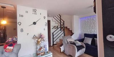 Hermosa y amplia casa de aproximadamente 119 m2. El inmueble cuenta con sala comedor, 3 habitaciones con su respectivo closet, cocina totalmente integral, 2 baños sociales y 1 baño privado, patio de ropas, balcón en las habitaciones, dos depósitos y dos parqueaderos privados descubiertos. Pueden hacer uso de zonas verdes, piscina, gimnasio, salón social y juegos infantiles. Ubicado en una zona residencial con gran comercio, cerca al centro principal de Mosquera, a 15 minutos del Centro comercial Ecoplaza, a menos de 5 minutos del Mall Meridiano de Novaterra y Homecenter, posee gran facilidad de acceso a transporte público, cómodas vías de acceso como Calle 13 y Calle 80.
