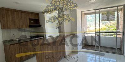 Apartamento en venta en Ciudad Niquia, Bello, Antioquia. Ubicado en el piso 10 de la Torre 1, este inmueble de 57m² cuenta con 3 habitaciones con clóset, 2 baños y 1 parqueadero. Disfrute de su balcón, cocina integral y zona de ropas. El conjunto ofrece vigilancia, brindando seguridad para sus residentes. Estrato 3. Precio: $285.000.000. Una opción práctica para quienes buscan un hogar en Bello. Contáctenos para más información o para agendar una visita.