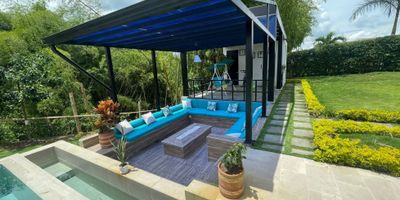 Código: 945FR2101   En venta, espectacular Casa Campestre ubicada en la hermosa ciudad de Pereira, en el departamento de Risaralda. Este inmueble cuenta con un amplio terreno de 2500 M2, rodeado de naturaleza y tranquilidad, perfecto para disfrutar de una vida en armonía con el entorno. Con un área construida de 350 M2 y una distribución interna de 3 alcobas y 7 baños, esta casa es ideal para una familia que busca comodidad y privacidad. Al ingresar a la propiedad, podrás apreciar su imponente fachada y estacionar fácilmente en los 2 garajes que posee. Una vez dentro, te recibirán amplios espacios con acabados de lujo y una distribución funcional. Esta casa está equipada con todo lo necesario para una vida cómoda, desde armarios empotrados hasta una cocina integral y equipada al estilo americano, perfecta para quienes disfrutan de cocinar. Además, la casa cuenta con características internas que la hacen aún más atractiva, como la posibilidad de tener mascotas, servicio de agua, clósets en todas las habitaciones, baño en la habitación principal, un acogedor bar al estilo americano, una biblioteca o estudio para trabajar desde casa, y un cálido hall de alcobas para el descanso y la relajación. Pero eso no es todo, esta casa campestre ofrece espacios de entretenimiento y relajación como un jacuzzi, sauna y un turco para desconectar del estrés diario. Además, cuenta con una vista panorámica que te transportará a un oasis de paz y tranquilidad. Los acabados de suelos en cerámica y mármol brindan un toque de elegancia a cada espacio. En su exterior, encontrarás un acceso pavimentado y la posibilidad de disfrutar de árboles frutales y un bosque nativo que rodea la propiedad. También podrás aprovechar las zonas sociales y verdes, así como la piscina en los días soleados. Todo dentro de una urbanización cerrada y con vigilancia para tu seguridad y privacidad. La ubicación de esta casa es inmejorable, en una zona campestre y residencial, p