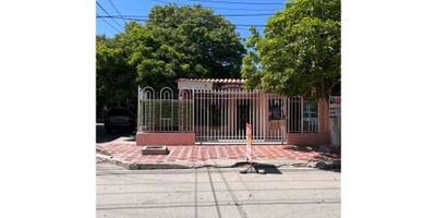 Amplia casa en el barrio Obrero, ubicada en una calle concurrida, excelente tanto para vivienda como para negocios, cuenta con un pequeño apartamento independiente
