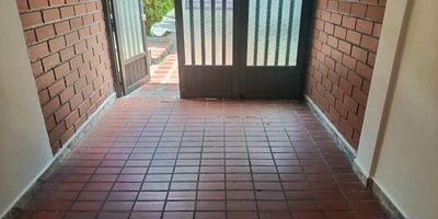 Casa de 120 m2, 4 alcobas, 3 baños, 2 clósets, salón comedor, cocina integral, red de gas, garaje, cuarto útil y piso en cerámica.Para uso comercial el canon es de 3'500.000
Si deseas más información puedes escribir al WhatsApp 301 2157060