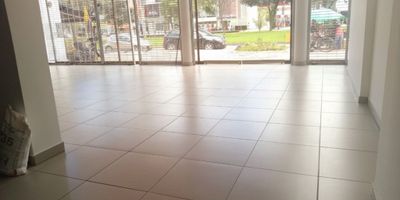 En Arriendo Local Comercial  de 320 metros cuadrados, ubicado en el barrio Santa Barbara Occidental, cuenta con dos espacios abiertos y dos espacios cerrados en drywall, lo que facilita dejar un solo espacio de acuerdo a la necesidad de la empresa, así mismo cuenta con cocineta, cuarto de aseo y tres baños.  Uso de suelo comercial y restaurantes. El sector se caracteriza por contar con parques públicos, hoteles, restaurantes, zona bancaria y comercial. Excelentes vías de acceso como la Carrera Quince, Calle Ciento Dieciséis y Avenida diecinueve. Transporte público cercano SITP.