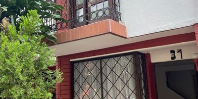 ¡Bienvenidos a esta increíble casa en venta! Con 4 habitaciones y 3 baños, este hogar es perfecto para una familia en crecimiento. Con 203 metros cuadrados, tendrás espacio de sobra para disfrutar de la vida en familia. Además, cuenta con 1 parqueadero para tu comodidad. Imagina las tardes de verano en el jardín, las cenas en la amplia cocina y las noches acogedoras en la sala de estar. Esta casa tiene todo lo que necesitas para crear recuerdos inolvidables. ¡No dejes pasar esta oportunidad de hacer de este lugar tu nuevo hogar!