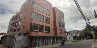 Excelente apartamento ubicado en un piso quinto acceso por escalera consta de sala, comedor, cocina, zona de ropas, dos habitaciones, un baño y un parqueadero. Vista exterior esquinero con muy buena ventilación e iluminación. servicio de luz independiente se comparte agua y gas con otro apartamento. 
