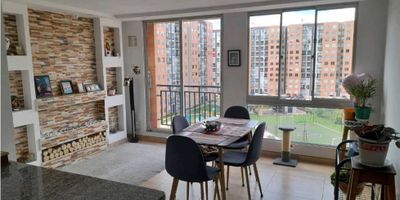 Código 9391FR519, en venta comodo y amplio apartamento de tres habitaciones, dos baños, la habitación principal con baño privado, sala comedor, cocina integral, comedor auxiliar, zona de lavandería, PARQUEADERO COMUNAL; ubicado en conjunto cerrado, el edificio cuenta con vigilancia y recepción las 24 horas, ascensor, piscina , zona BBQ, golfito, cancha de futbol, cinema. 

