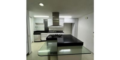  Casa en renta de 250 metros cuadrados ofrece un espacio ideal para familias que buscan comodidad, seguridad y una excelente ubicación. Cuenta con cuatro habitaciones,  junto con cinco baños  Dispone de un acogedor patio, un balcón con buena iluminación en una de las habitaciones , zona de ropas y parqueadero para dos vehículos. 

Su ubicación es privilegiada, cercana a colegios, universidades y centros comerciales, lo que facilita la vida diaria de toda la familia. Además, ofrece excelentes vías de acceso y salidas directas a la autopista sur, permitiendo una conexión rápida con diferentes sectores de la ciudad. Es el hogar perfecto para quienes buscan amplitud, comodidad y un entorno seguro en una zona estratégica.Recuerda que te ayudamos en todo el proceso de vivienda 
