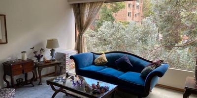 F- Te ofrecemos este apartamento en Rosales, idela para remodelar, con un Área de 246 Mts, Terraza vista occidente 60 mts aprox, Piso 6, Único apto en el piso
3 alcobas, 3 baños completes, Estar de alcobas, Walking closet en alcoba principal, Biblioteca con chimenea, Comedor  independiente, Sala independiente, Alcoba de servicio con baño, 3 garajes independientes de fácil acceso, 2 depósitos,  Deposito #1 en el piso  5mts , Deposito #2 en el sótano 12 mts.
 El edificio diseñado por Rafael López Uribe , cuenta con 8 Parqueaderos visitantes, Planta Eléctrica de suplencia Total, Gimnasio, 10 aptos en total, 30 años de construido. Ingreso por la carrera 4, con  vista panorámica.