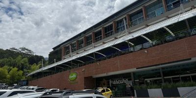 Venta de oficina en Palms Avenue – Castropol, Medellín.Oficina dúplex de 82 m², ubicada sobre la Avenida Las Palmas, en el exclusivo sector de Castropol. Cada uno de los niveles cuentan con Baño, lo que la hace versátil y funcional.El edificio ofrece portería 24 horas, garantizando seguridad y tranquilidad. La propiedad incluye 2 parqueaderos independientes y cuarto útil, brindando comodidad y espacio adicional para almacenamiento.Gracias a su ubicación estratégica, conecta fácilmente con la Av. Las Palmas, el centro de Medellín y El Poblado, convirtiéndose en una excelente oportunidad de inversión para empresas que buscan prestigio, accesibilidad y un espacio moderno. &nbsp;este Mall está conformado por tres pisos de oficinas que albergan a 88 importantes marcas que disfrutan de lo acogedor de los espacios de Palms Food &amp; Offices. Los visitantes pueden hacer uso de 250 parqueaderos con la comodidad necesaria para dejar los vehículo