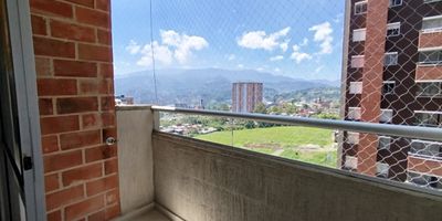 Espectacular apartamento en arriendo que te permite disfrutar una excelente vista de la ciudad en su piso 17, con iluminacion natural, y una excelente ventilacion. Esta situado en una zona tranquila y residencial de La Estrella, con un area de 55m, esta propiedad cuenta con 2 habitaciones, 2 closet, 2 banos, sala-comedor, cocina integral, barra americana, zona de ropas, balcon, parqueadero cubierto. Dentro de la unidad podras disfrutar de Gimnasio, Piscina, Salon Social, Vigilancia Privada 24/7. Excelente ubicacion con cercania a Parque de las gallinas, Cancha Municipal Jhon F. Kenedy, Parque Principal de la Estrella, con facil acceso de rutas de transporte y zonas comerciales.