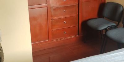 Ubicado en 4 piso					
Consta de sala comedor, cocina integral, zona de lavandería, baño social, estudio,	tres habitaciones, principal con baño privado.
El conjunto cuenta con zonas verdes, salón comunal, zona infantil y bicicletero.
Parqueadero comunal		
