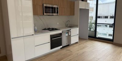 Habitación con baño privado y walking closet, baño social independiente, zona de lavado privada, cocina totalmente dotada con electrodomésticos de alta gama, balcones, 1 parqueado, 1 deposito
Zonas comunes
Coworking, sala de juntas, salones múltiples, taetrino, gimnasio, terraza comunal BBQ y lounge de reuniones. 