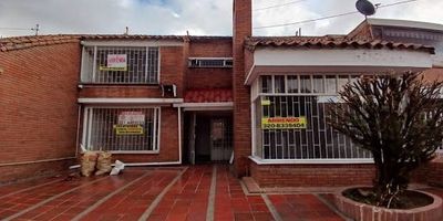 Alhambra, Casa de dos niveles apta para uso de oficinas o vivienda exclusivamente familiar no geriátricos ni para rentas cortas, buena iluminación natural. en el primer nivel sala, comedor, cocina integral zona de lavado.  segundo nivel consta de  6 habitaciones u oficinas, 5 baños, estudio o zona de estar cuenta 4 parqueaderos descubiertos. TRAMITE ágil estudio digital para solicitud de arrendamiento, se requiere demostrar ingresos minimos al doble del canon arrendatario y deudor solidario, opcional según estudio respaldo de finca raíz libre de limitaciones a nivel nacional. Agende su cita si tiene dudas con gusto le asesoramos Claudia Morales