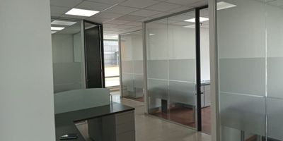 En Arriendo oficina de 160 m², semi amoblada, con capacidad para 25 puestos. Ubicada en el piso 4 de edificio AAA en el Centro Empresarial Santa Ana. Cuenta con recepción, 6 oficinas cerradas, sala de juntas, área abierta con 13 puestos, cocineta, rack, piso laminado y en baldosa, y 3 parqueaderos privados. El edificio ofrece 2 auditorios para 60 personas, baños para hombres, mujeres y personas con discapacidad en cada nivel, vigilancia 24/7, acceso con tarjetas, 10 ascensores, CCTV, sensores de humo y movimiento, planta de suplencia total, parqueadero para visitantes y sistema de seguridad con rayos X y detector de armas. El sector tiene parques, hoteles, restaurantes, zona bancaria y comercial, con excelentes vías de acceso como la Cra. 7, Cra. 9 y Calle 116, además de transporte público cercano (SITP y  Sistema Hibrido de Transmilenio.