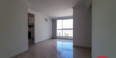 Apartamento en Venta de 62 metros cuadrados ubicado en unidad cerrada en el barrio El Dorado Envigado. Este inmueble destaca por su excelente ubicación, zona agradable, residencial y tranquila, su gran iluminación natural y su ubicación en una zona segura y familiar. Es quinto piso sin ascensor, cuenta con 3 habitaciones dos de ellas con closet, 2 baños cabinados, sala-comedor, cocina integral, zona de ropas, y un ventanal que proporciona luz adicional a los espacios y una encantadora vista panorámica. Se encuentra cerca de escuelas, colegios, tiendas y supermercados, a pocas cuadras del parque urbano y la Secretaría del Medio Ambiente. Además, ofrece excelente acceso a rutas de transporte público.