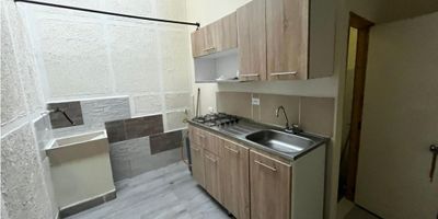 Renta de apartaestudio  en Sabaneta,  es una excelente opción para quienes buscan tranquilidad. Con un área de 50 metros cuadrados, cuenta con una acogedora habitación,  un diseño funcional en el primer piso. Su ubicación estratégica te permite disfrutar de un ambiente tranquilo, ideal para vivir con comodidad y accesibilidad.

 Asegura una excelente conexión con transporte público y acceso rápido a zonas comerciales, restaurantes y servicios esenciales. Perfecto para quienes desean disfrutar de la vida rural en un entorno urbano 
