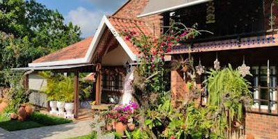 ¡Increíble oportunidad! Se vende espectacular casa campestre en el conjunto campestre La Alameda, ubicado en el km 7 vía Piedecuesta-Bucaramanga. Con una parcela de 774 metros cuadrados y 380 metros cuadrados construidos, esta propiedad ofrece amplitud y confort en un entorno tranquilo y seguro gracias a su ubicación en un conjunto cerrado. Todo esto por tan solo $1.850.000.000 millones. Contáctenos para más información."