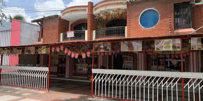 Se arrienda acogedor apartamento ubicado en el segundo piso de una unidad multifamiliar tranquila y de fácil acceso. Ideal para parejas, familias pequeñas o personas que buscan comodidad y buena ubicación.
Cuenta 2 alcobas con buena iluminación natural, 2 baño completos, Sala comedor amplia, cocina semi integral, ventilación e iluminación natural en todos los espacios.
Cercano a transporte público, tiendas, colegios, comercio y parques. Zona residencial segura y con buen ambiente familiar.