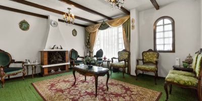 Casa de estrato 6 con 30 años de construcción, estilo clásico y colonial, distribuida en 3 pisos. Cuenta con 5 habitaciones, 5 baños, salón de estudio, sala y comedor amplios, cocina integral con horno, patio con fuente de agua, depósito y 2 parqueaderos privados. Pisos en madera y alfombra, con excelente iluminación en todos los espacios. Ubicada cerca de Hacienda Santa Bárbara, Unicentro, Fundación Santa Fe, Carulla Pepe Sierra, Embajada de Canadá y Torre Samsung, con fácil acceso por Av. Calle 116, cra. 11, 15, 9 y 7.