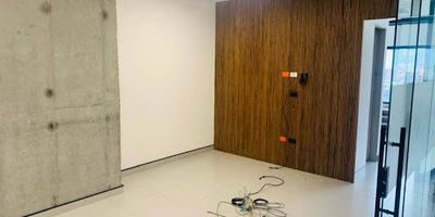 Oficina corporativa de 500 m ubicada en piso 11, pensada para equipos que valoran eficiencia, formalidad y continuidad operativa. El edificio ofrece parqueadero interno para visitantes con acceso cómodo y 4 ascensores que van desde la recepción directamente al nivel de oficinas porque en piso 11, el ascensor no es capricho, es estrategia.El interior integra zona de recepción, sala de reuniones, oficina principal y cafetín con cocineta y área para dotación. La operación técnica se soporta con cuarto de control para rack y servidores, ideal para TI y comunicaciones. Confort garantizado gracias al aire acondicionado central.La seguridad y cumplimiento se refuerzan con escaleras de emergencia y baños independientes para mujeres, hombres y personas con movilidad reducida. Incluye 9 parqueaderos asignados, facilitando la logística del equipo y visitas.Una solución empresarial lista para instalar tu operación de BPO, tecnología, finanzas, aseguradoras, consultoría o back office, con con