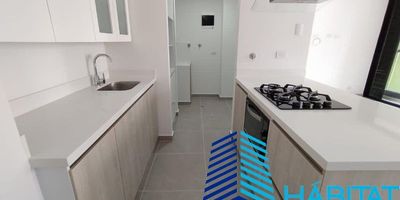 Arrienda apartamento en envigado , sector loma de las brujas  , unidad cerrada ,con sala comedor, 3 alcobas,la principal con baño y vestier,2 closest,2 baños,balcon , cocina integral con red de gas , zona de ropas , espacio para lavadora de ropa, piso en porcelanato, salon social,gimnasio, cancha, sendero para mascotas,zona de juegos para bebés,cuarto de linos , parqueadero doble lineal  , ascensor,cuarto útil,porteria 24 horas , área 85 metros. ( en construcción piscina niños y adultos,Bbq,salon de coworking).