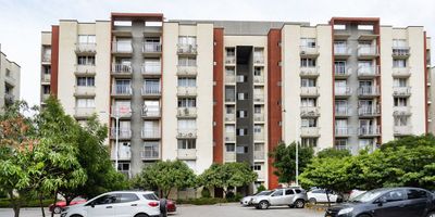 Te presentamos este apartamento ubicado en el barrio santa cruz, conjunto residencial venecia, cuenta con sala comedor, 3 habitaciones con closet en madera, 2 baños, cocina con meson en acero inoxidable, zona de ropas, balcón, garaje.