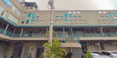 Amplia bodega tercer piso ubicado en el Sector de&nbsp;centro del mercantil, en la carrera 52, nos ofrece una área de 270 metros aproximadamente, cuenta con: 2 baño, piso en ceramica y madera, con servicios compartidos con 2 bodegas.
Los datos de los inmuebles promocionados en la página web están sujetos a cambio y verificación de disponibilidad.