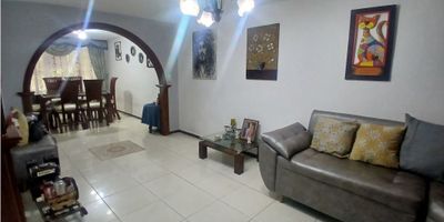 CASA EN VENTA EN LA SULTANA MANIZALES

Ideal para familias que buscan una casa amplia con espacios cómodos y una ubicación privilegiada en un sector tranquilo y residencial. Es una oportunidad para tener un hogar funcional, con patio y cuarto de almacenamiento, perfecta para un estilo de vida familiar.

 

Características de la propiedad

Esta casa de 210 m2 se distribuye en dos pisos. En el primer nivel se encuentran la sala-comedor, el estudio, la cocina, zona de ropas, un baño y un patio interno con cuarto de San Alejo. En el segundo piso hay tres habitaciones con clóset, la habitación principal tiene baño privado y un patio interno. La propiedad tiene un garaje.

 

Entorno y acceso

Ubicada en el barrio La Sultana, esta casa se encuentra sobre una vía principal, con acceso a transporte público. Está en un sector residencial, cerca del área urbana, con parques cercanos, centros comerciales y centros médicos. La ubicación estratégica permite un acceso fácil y rápido a una amplia oferta de servicios.

 

Contáctanos

Para más información, agenda una visita guiada o resolver dudas. Comunícate con nosotros de forma inmediata a través de WhatsApp. Estamos listos para atenderte y ayudarte a encontrar tu próximo hogar.


 
