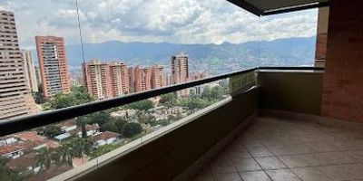 Amplio apartamento en arriendo, en el piso 14 que cuenta con 3 habitaciones , 1 baño social y 1 baño privado en la habitación principal. Dispone de sala de TV , habitación de servicio con baño ,sala , comedor y cocina integral cerrada . Disfruta de un balcón con vista exterior y parqueadero doble lineal. La unidad ofrece increíbles comodidades 3 piscinas , 3 parques , gimnasio , sauna y parqueadero para visitantes . Con 2 porterías para mayor seguridad, ¡Escríbeme para mas información!