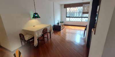 Apartamento amoblado, arriendo, Chapinero Alto.
Este acogedor inmueble de 40 m² se renta únicamente amoblado y está diseñado para quienes buscan practicidad y confort en una excelente ubicación. Cuenta con 1 alcoba con clóset, 1 baño completo, sala comedor integrada y cocina integral completamente equipada, lo que facilita la vida diaria a pesar de no contar con red de gas, ya que incluye calentador eléctrico. Sus pisos en madera natural aportan calidez, mientras que la distribución garantiza un ambiente funcional y agradable. El inmueble cuenta con 1 parqueadero cubierto, ascensor, portería 24 horas, citófono y CCTV, brindando seguridad y comodidad. Su localización permite fácil acceso por vías principales como la Av. Circunvalar, Av. Carrera 7, calle 63 y calle 68, además de estar próximo a universidades, clínicas, zonas gastronómicas y la Basílica de Lourdes. ¡Ideal para quienes desean un espacio listo para habitar en el corazón de la ciudad, contáctanos!