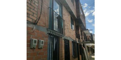 Esta impresionante casa ofrece una excelente oportunidad para adquirir una propiedad de ensueño en una de las mejores zonas de Bello, Antioquia. Con una ubicación privilegiada, esta residencia cuenta con todas las comodidades necesarias para brindar una experiencia de vida inigualable.

Con un área total de 115 M2, tanto del terreno, como de la construcción y la privacidad, esta casa ofrece amplios espacios distribuidos en 4 cómodas alcobas y 3 baños completos, garantizando el confort y la privacidad de todos sus habitantes.

Al entrar en la propiedad, te recibirán una amplia cocina integral y armarios empotrados en cada una de las alcobas, ofreciendo un ambiente organizado y con espacio suficiente para almacenar todas tus pertenencias. También podrás disfrutar de la tranquilidad de tener un baño auxiliar y un baño en la habitación principal, asegurando la comodidad de toda la familia.

Además de sus características internas, esta casa también cuenta con una serie de beneficios externos que la hacen aún más atractiva. Podrás disfrutar de un acceso pavimentado, lo que facilita la entrada y salida de la propiedad, además de estar ubicada en una zona residencial, lo que te garantiza tranquilidad y seguridad en tu entorno.

Por si fuera poco, su cercanía a tiendas de barrio te brinda la comodidad de encontrar todo lo que necesitas a pocos pasos de tu hogar, logrando combinar la tranquilidad de un hogar acogedor con la comodidad de tener todo al alcance de tu mano.

No pierdas la oportunidad de convertir esta casa en tu nuevo hogar. Contáctanos para agendar una visita y descubrir por qué esta propiedad es tu mejor opción en Bello, Antioquia.
