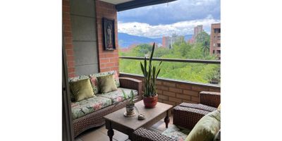 Venta Apartamento El Poblado sector los Balsos, ubicado en un sector estrategico cercano a centros comerciales como Oviedo y Santafé. Es una zona residencial con excelente acceso vial, tranquila y de alta valorización.

El apartamento cuenta con 143 m2 distribuidos en amplios y luminosos espacios; sala, comedor y un gran balcón con vista. Dispone de 2 habitaciones, la principal con baño y vestier, la segunda con closet y baño, y baño social completo. Además, cuenta con estudio, habitación de servicio, zona de ropas y cocina cerrada. Incluye 2 garajes paralelos y ùtil. Este apartamento es de estilo tradicional.

La unidad residencial ofrece vigilancia 24 horas y múltiples amenidades como piscina, juegos infantiles, jardines, salón social, gimnasio y sendero peatonal, IDEALES para disfrutar en familia.

Predial $5.200.000
