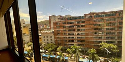 ALQUILER OFICINA EN CALI, NORTE EDIFICIO TORRE DE CALI. Se encuentra en uno de los edificios más icónicos de la ciudad, ubicación céntrica lo que facilita el acceso para todos, cerca a vías principales y transporte público, restaurantes, bancos, notarias, C.C. Centenario, CAM, a 5 minutos del centro y 30 minutos del aeropuerto. Cuenta con servicios de seguridad y facilidad de acceso por ascensores, parqueadero en sótano, circuito cerrado de tv. Esta cómoda y amplia oficina cuenta con tres ambientes, tres 3 aires acondicionados, 2 baños completos, una cocineta, piso en madera laminada, deposito, 1 parqueadero en sótano. Canon incluye admon mas IVA.