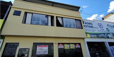 SE ARRIENDA LOCAL COMERCIAL SOBRE LA CALLE 28, EN UN SECTOR RECONOCIDO POR SU ALTA VISIBILIDAD, EXCELENTE FLUJO PEATONAL Y VEHICULAR, ADEMAS DE SU FACIL ACCESO GRACIAS A LA CERCANIA CON LA CARRERA 5.

EL INMUEBLE CUENTA CON, AMPLIA ZONA ABIERTA CON DOS EXHIBICIONES, PERFECTA PARA EL DESARROLLO DE DIVERSOS TIPOS DE ACTIVIDADES COMERCIALES. TRES SANITARIOS Y UN LAVAMANOS, GARANTIZANDO COMODIDAD PARA CLIENTES Y EMPLEADOS. AREA DE COCINA CON PLATERO, IDEAL PARA NEGOCIOS QUE REQUIERAN PREPARACIÓN LIGERA O ZONA DE APOYO. TRES ESPACIOS QUE PUEDEN ADECUARSE COMO OFICINAS, BODEGAS O ESPACIOS DE ALMACENAMIENTO. ZONA DE LAVADERO CON PATIO, QUE BRINDA MAYOR FUNCIONALIDAD AL INMUEBLE.

ESTE LOCAL ES UNA OPCION VERSATIL, LISTA PARA ADAPTARSE A LAS NECESIDADES DE TU NEGOCIO.

EL VANON DE ARRENDAMIENTO ES $ 4.800.000 INCLUYE IVA

EL VALOR DE ESTE INMUEBLE ESTA SUJETO A CAMBIO SIN PREVIO AVISO 
