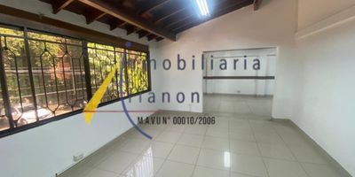 Arrendamos casa primer y segundo piso ubicado en belen miravalle, cuenta con un area de 300 metros, sala, comedor, 5 alcobas, 3 baños, cocina sencilla, no red de gas, biblioteca, patio cubierto, estrato 5, zona de parqueo,https://www.inmobiliariatrianon.com/inmueble/5841