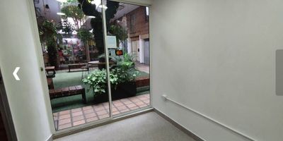 Burbuja en Arriendo  San Diego, El Poblado

Haz crecer tu negocio en una de las zonas mas estrategicas y con mayor proyeccion comercial de Medellin. Esta burbuja comercial ofrece un salon amplio y versatil, perfecto para adecuar de acuerdo con las necesidades de tu marca o empresa, brindando gran potencial de visibilidad e impacto.

Ubicada a pocos pasos del Centro Comercial San Diego, en un sector de alto flujo vehicular y peatonal, garantiza exposicion constante y facil acceso. Ademas, cuenta con cercania a vias principales como la Avenida El Poblado, y se rodea de puntos clave como la estacion del metro Exposiciones, centros comerciales, bancos, supermercados y una variada oferta gastronomica.

Un espacio flexible y funcional, en un entorno empresarial y dinamico que favorece el crecimiento y posicionamiento de cualquier negocio.
La oportunidad perfecta para establecer o expandir tu empresa en uno de los sectores mas activos de Medellin!


