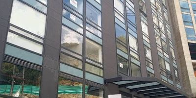 Excelente apartaestudio amoblado tipo loft en arriendo barrio Barrancas, cuenta con 35 mts excelente iluminacion y ventilacion natural, un solo ambiente habitación con closet,  baño con ducha electrica, cocina integral con estufa electrica, y zona de ropa, pisos en cerámica y madera laminada, adicional cortinas, lavadora, nevera y el menaje correspondiente. Este inmueble se caracteriza por su excelente distribución, comodidad y acabados de alta calidad ofreciendo un ambiente perfecto, adicional cuenta con vista panorámica lo que lo convierte en un lugar ideal para vivir. El edificio cuenta con vigilancia, gimnasio y ascensor se encuetra ubicado en un dieciseis avo piso, no cuenta con garaje. Sus vías de acceso como la calle ciento cincuenta y seis y av carrera septima, cerca zona comercial y transporte publico. para mayor información comuníquese con el ejecutivo comercial camilo alfonso al celular o whatsapp 3182543232, a su correo electrónico camilo.alfonsoinmobiliariasaliadas.com