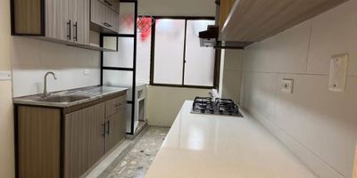 Ubicacion privilegiada a solo 3 cuadras de la Plaza de Bolivar, con facil acceso a transporte publico, comercio, colegios, Coliseo Menor y a 10 minutos del aeropuerto.

Sin costos adicionales no tendras que pagar cuota de administracion, lo que te permite ahorrar mensualmente.

Comodidad y funcionalidad

3 alcobas amplias

2 baños completos

Sala comedor con excelente iluminacion natural

Cocina integral con gas natural

Ideal para vivir o invertir excelente valorizacion y alta demanda en arriendos gracias a su ubicacion estrategica.

Precio de venta 270.000.000
Documentacion al dia  Entrega inmediata