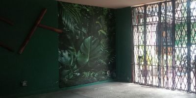 se arrienda local o bodega en laureles, de 500 o más metros con 4 baños, primer piso, cerca de transporte público, cerca del supermercado de tiendas, restaurantes del sector