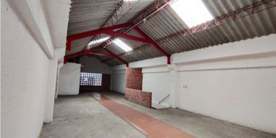 Venta Bodega y lote Barrio Cristóbal Colón Cali, área lote con construcción 408 m2 (12 x 34) área construida 525 m2 . La Bodega cuenta con 3 pisos cuya distribución es la siguiente: PRIMER PISO : Zona de recibo de mercancía, elevador de carga para 3 pisos, baño y zona de bodega, SEGUNDA PLANTA: Estación del elevador y zona de bodega, baño , TERCERA PLANTA : Zona de bodega, estación del elevador de carga y un apartamento que cuenta con 2 habitaciones, una cocina, patio con lavadero, un baño social, un baño privado y salón social. Zona para cargue y descargue de mercancía o estacionamiento. Espaciosa y en excelente estado, ideal para almacenamiento, distribución o uso industrial ligero. Con amplias dimensiones y altura adecuada para diversos usos comerciales. Elevador de carga capacidad hasta 500 kilos. asc

