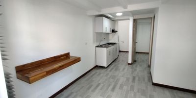 Descubre esta encantadora casa de 3 habitaciones y 2 baños, con una superficie de 90 metros cuadrados en . Ubicada en un entorno tranquilo y familiar, esta propiedad ofrece un ambiente acogedor y funcional para toda la familia. Con espacios luminosos y bien distribuidos, cada rincón de esta casa ha sido diseñado pensando en el confort y la comodidad de sus habitantes. Disfruta de momentos inolvidables en su amplio salón, cocina equipada y dormitorios acogedores. Además, cuenta con estudio o sala de estar, perfecto para relajarse al aire libre. ¡Haz de esta casa tu hogar ideal!