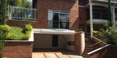 Se arrienda casa en Sabaneta  A solo 5 minutos del parque  La casa está ubicada por la loma de San José Tiene varios ingresos a la parcelación  Muy central a todo  La casa está recién remodelada  Dos niveles