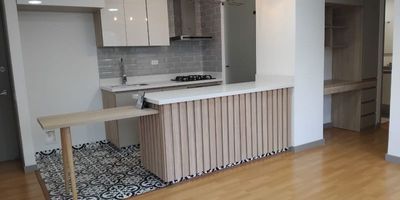 Apartamento ubicado en unidad cerrada, cuenta con 2 habitaciones, sala comedor, cocina integral, red de gas, zona de ropas, 2 baños cabinados yenchapados y balcon. La unidad cuenta con parqueadero privado cubierto y cuarto util, con ascensor, portería, vigilancia las 24 horas, piscina para adultos y piscina infantil, placa polideportiva, juegos infantiles, gimnasio y kioskos con amplias zonas verdes. Cercano a rutas de transporte público, al Mall Complex de Ditaires, Al parque acuatico de Comfenalco Ditaires, al estadio Ditaires, comercio en general, Colegios e Iglesias. EL inmeuble se encuentra arrendado en el momento.