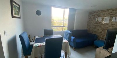 Apartamento ubicado en unidad cerrada, cuenta con 3 habitaciones, sala comedor cocina integral, red de gas, zona de ropas, 2 baños cabinados y enchapados y ventanal con excelente vista panoramica. La unidad cuenta con piscina, turco, zonas verdes, parqueaderos comunes, parque infantil, cancha, Barbacoa , salón social y salón de juegos infantiles.