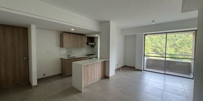 se arrienda excelente apartamento en el sector de Amazonia, cabañitas Sector muy campestre con excelente rutas de transporte y muy cerca a la zona rosa del obrero y centro comercial fabricato y cerca a colegios El apartamento está en una de las unidades más Top de bello Cuenta con acabados amplios y modernos y una excelente vista al bosque